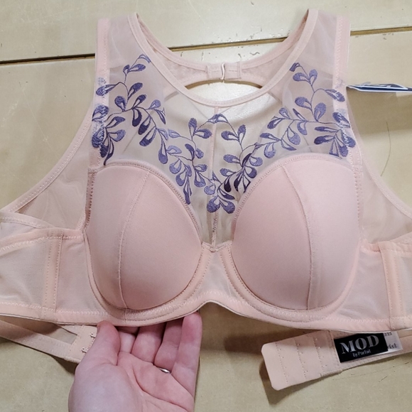 Adorable pink bra with high neck detail - Picture 1 of 2